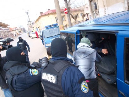 Percheziţii în Constanţa la domiciliile contrabandiştilor de ţigări şi alcool